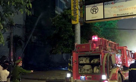 Hà Nội: Hỏa hoạn tại phòng giao dịch ngân hàng - 3 Lực lượng cứu hỏa nỗ lực dập lửa.