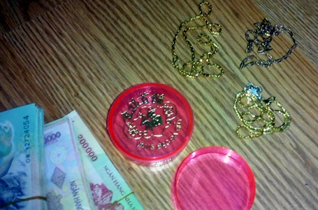 Một số tang vật cơ quan công an thu giữ tại nhà trọ của Phượng. (Ảnh: CQĐT cung cấp)