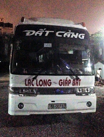 Hà Nội: Giải cứu hành khách bị phụ xe hành hung - 2 Chiếc xe khách bị đưa về trụ sở công an.