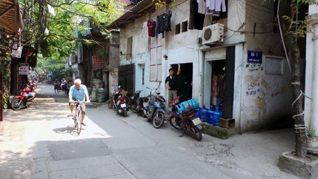 Con đường 600m “treo” suốt 15 năm ở Thủ đô - 1 Đường sá xuống cấp, nhà cửa nhem nhuốc vì không được sửa chữa.