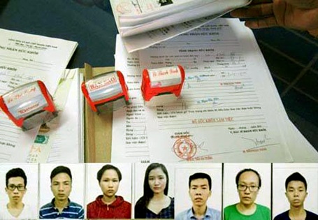 Hà Nội: Triệt phá 2 đường dây làm giả giấy khám sức khỏe - 1 Các đối tượng bị bắt và một số tài liệu, con dấu giả được cơ quan điều tra thu giữ.