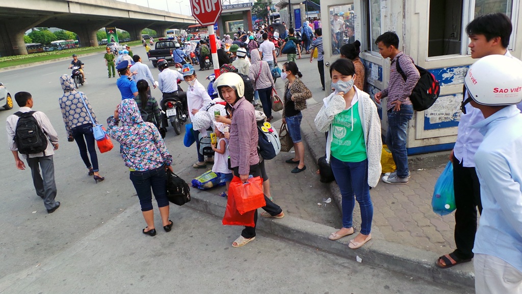 Uể oải trở lại thủ đô trong ngày cao điểm nắng nóng - 11 Đường Phạm Hùng phía trước BX Mỹ Đình được các lực lượng chức năng giữ khá thông thoáng.