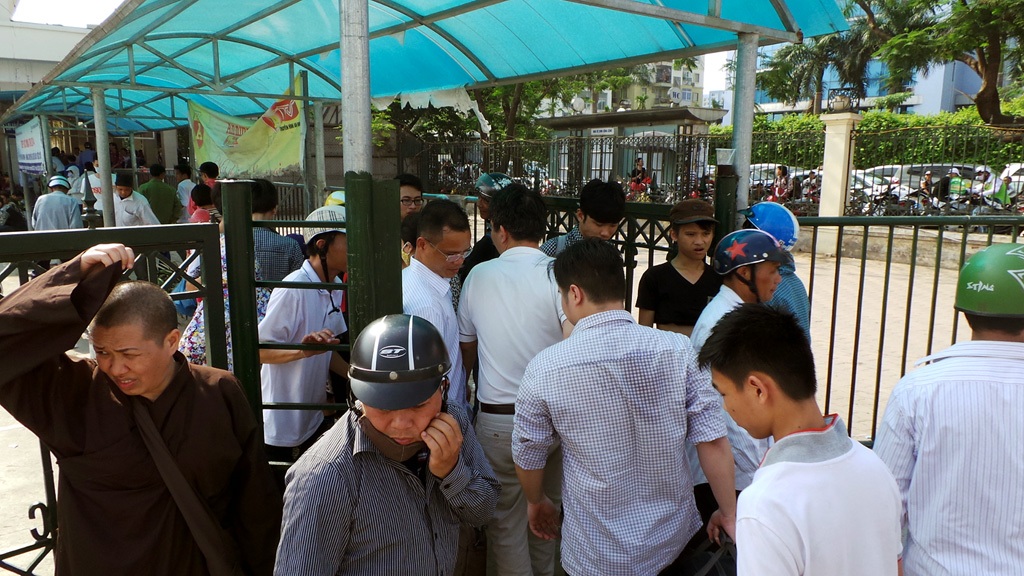 Uể oải trở lại thủ đô trong ngày cao điểm nắng nóng - 4 Lối hành khách ra được cánh xe ôm bủa vây, mời chào khách.