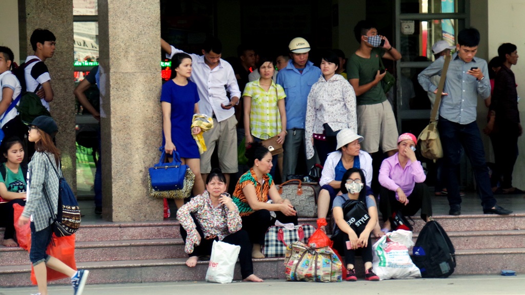 Uể oải trở lại thủ đô trong ngày cao điểm nắng nóng - 5 Ngày cao điểm, đã có 1.567 lượt xe xuất bến Mỹ Đình với gần 35 nghìn khách.