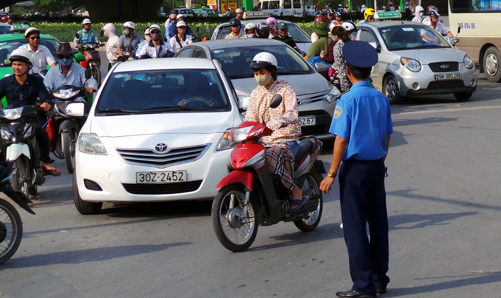 Uể oải trở lại thủ đô trong ngày cao điểm nắng nóng - 12 Thanh tra giao thông, Cảnh sát giao thông đội nắng phân luồng, hướng dẫn giao thông.