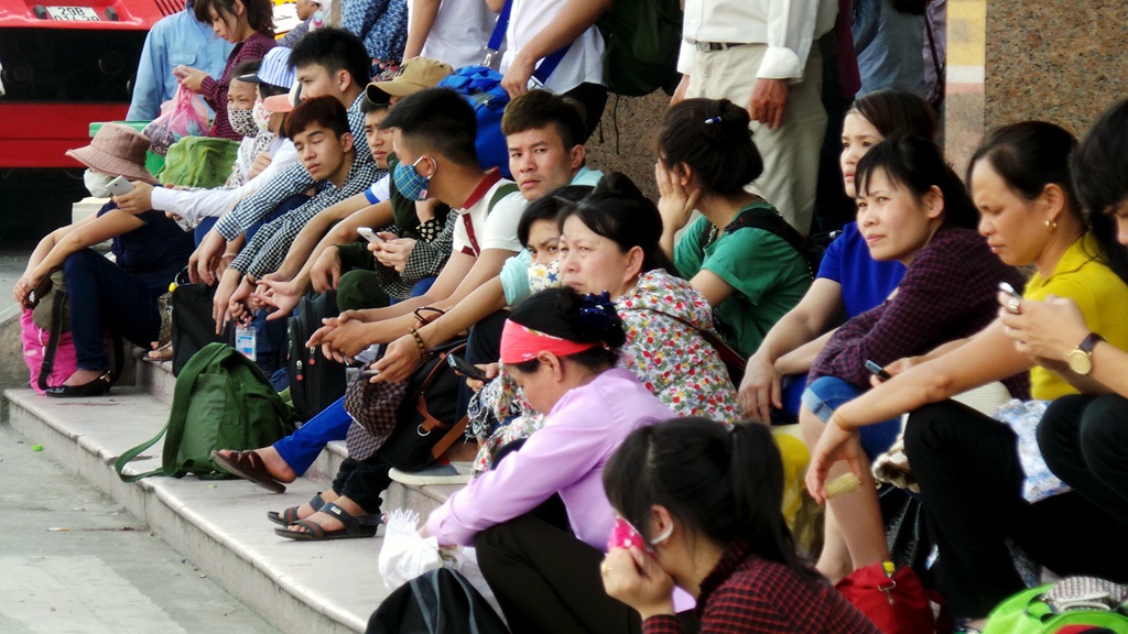 Uể oải trở lại thủ đô trong ngày cao điểm nắng nóng - 6 Ngày cao điểm, đã có 1.567 lượt xe xuất bến Mỹ Đình với gần 35 nghìn khách.