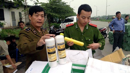 Hà Nội: Phát hiện, thu giữ hàng nghìn lõi lọc nước nhái thương hiệu - 2 Lõi lọc nước nhái được lắp vào máy lọc nước chính hãng.