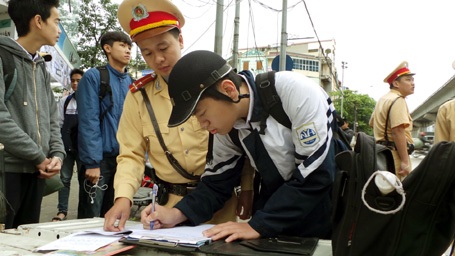 Không đội mũ bảo hiểm, hàng loạt học sinh, phụ huynh bị xử lý - 11 Phần nhiều các trường hợp vi phạm là các em học sinh điều khiển xe đạp điện.