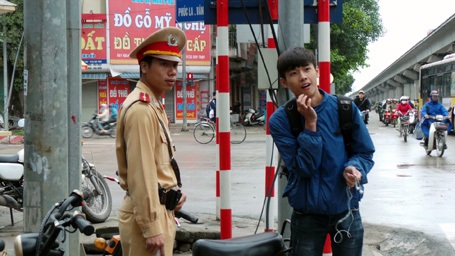 Không đội mũ bảo hiểm, hàng loạt học sinh, phụ huynh bị xử lý - 4 Nhiều em học sinh tỏ ra ngỡ ngàng khi bị kiểm tra, xử lý.