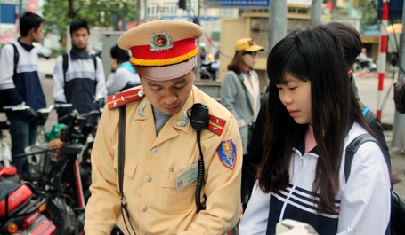Không đội mũ bảo hiểm, hàng loạt học sinh, phụ huynh bị xử lý - 5 Lực lượng CSGT nhắc nhở, chỉ rõ lỗi vi phạm cho các em để tránh tái phạm.