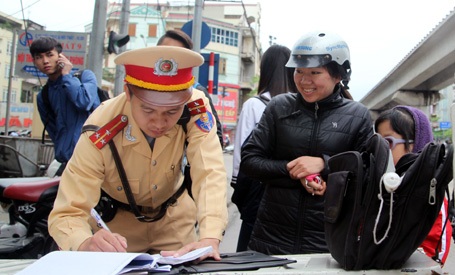 Không đội mũ bảo hiểm, hàng loạt học sinh, phụ huynh bị xử lý - 14 Bị nhắc nhở, lập biên bản xử lý, nhiều phụ huynh vui vẻ nhận lỗi, nộp phạt.