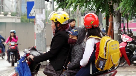 Không đội mũ bảo hiểm, hàng loạt học sinh, phụ huynh bị xử lý - 1 Không đội mũ bảo hiểm, hàng loạt học sinh, phụ huynh bị xử lý