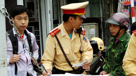 Không đội mũ bảo hiểm, hàng loạt học sinh, phụ huynh bị xử lý - 12 Phần nhiều các trường hợp vi phạm là các em học sinh điều khiển xe đạp điện.