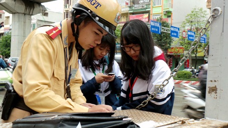 Không đội mũ bảo hiểm, hàng loạt học sinh, phụ huynh bị xử lý - 9 Phần nhiều các trường hợp vi phạm là các em học sinh điều khiển xe đạp điện.