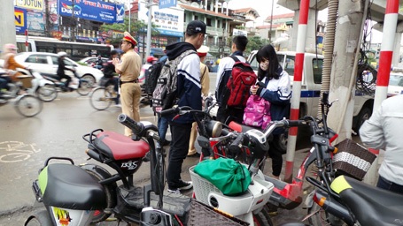 Không đội mũ bảo hiểm, hàng loạt học sinh, phụ huynh bị xử lý - 8 Phần nhiều các trường hợp vi phạm là các em học sinh điều khiển xe đạp điện.