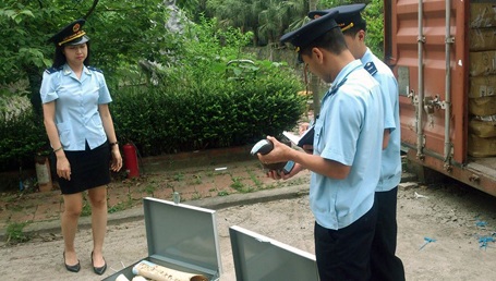 Lực lượng hải quan kiểm đếm số hàng lậu vừa phát hiện.