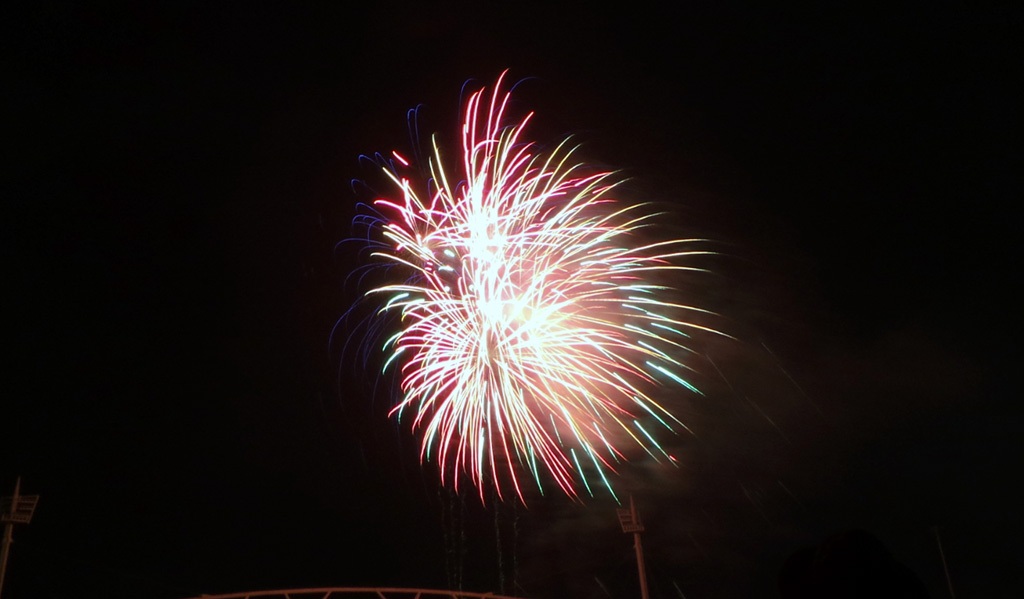 Hàng ngàn người chật kín khu vực quảng trường trước sân vận động quốc gia Mỹ Đình.