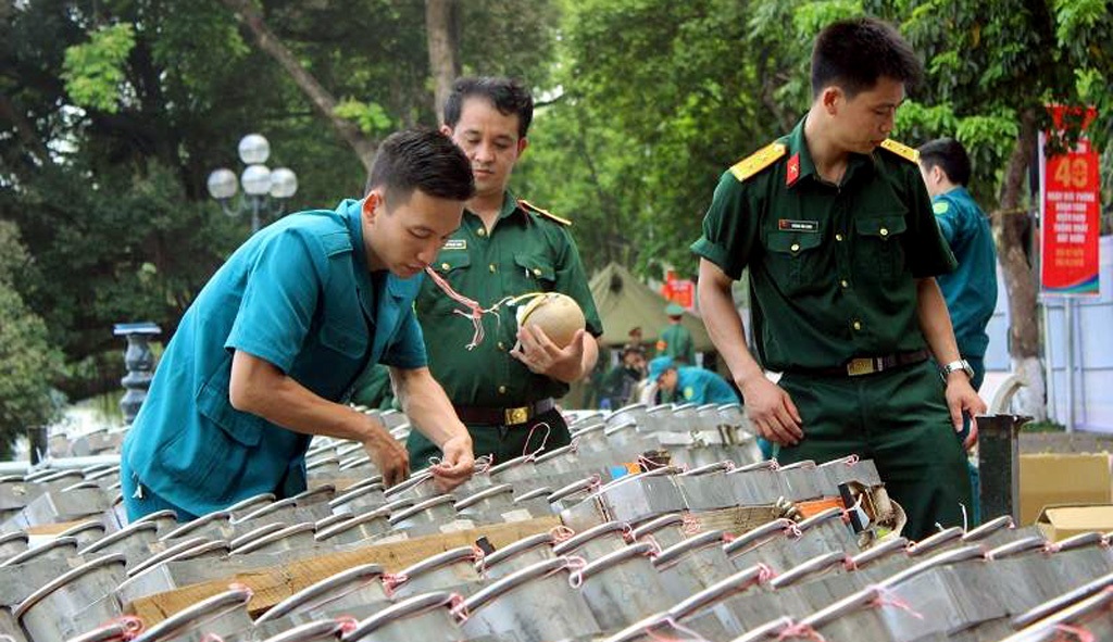 Trận địa pháo bên bờ hồ Gươm sẵn sàng “vẽ hoa” lên bầu trời - 2 Pháo được thả vào bệ, sẵn sàng vẽ hoa trên bầu trời Hà Nội.