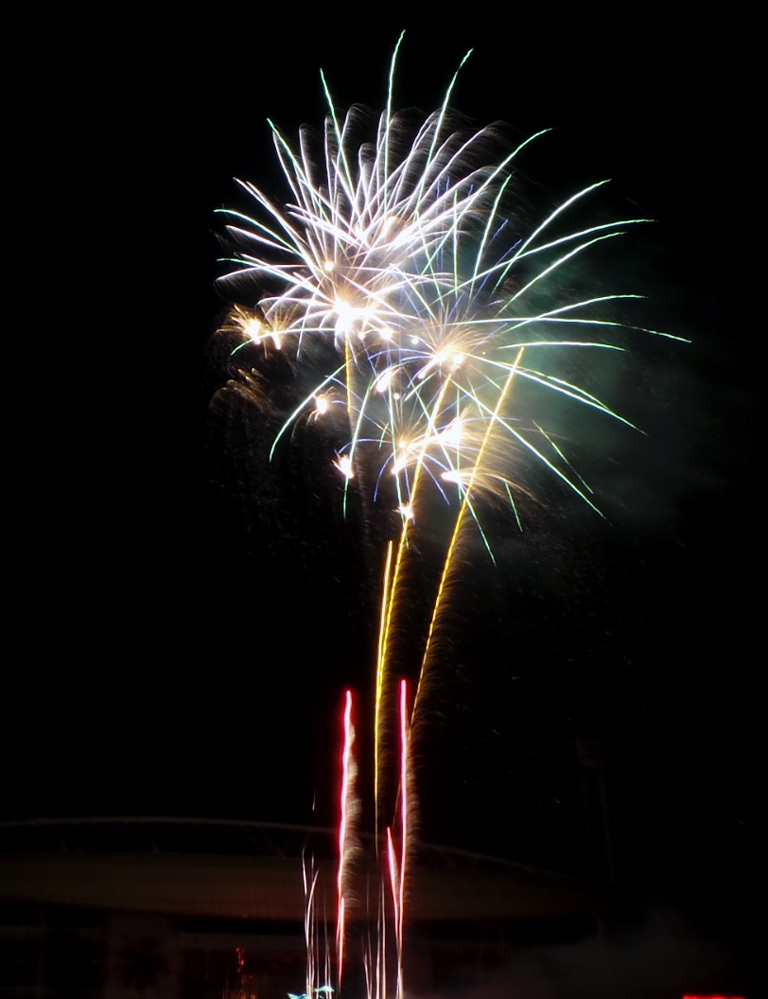 Hàng ngàn người chật kín khu vực quảng trường trước sân vận động quốc gia Mỹ Đình.