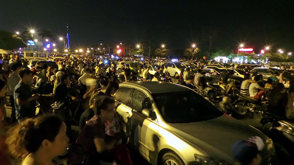 Hàng ngàn người chật kín khu vực quảng trường trước sân vận động quốc gia Mỹ Đình.