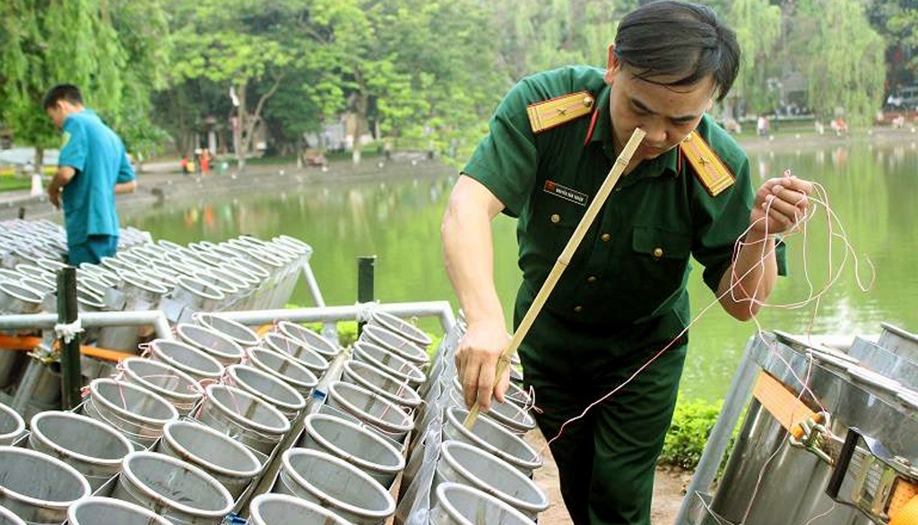 Trận địa pháo bên bờ hồ Gươm sẵn sàng “vẽ hoa” lên bầu trời - 3 Pháo được thả vào bệ, sẵn sàng vẽ hoa trên bầu trời Hà Nội.