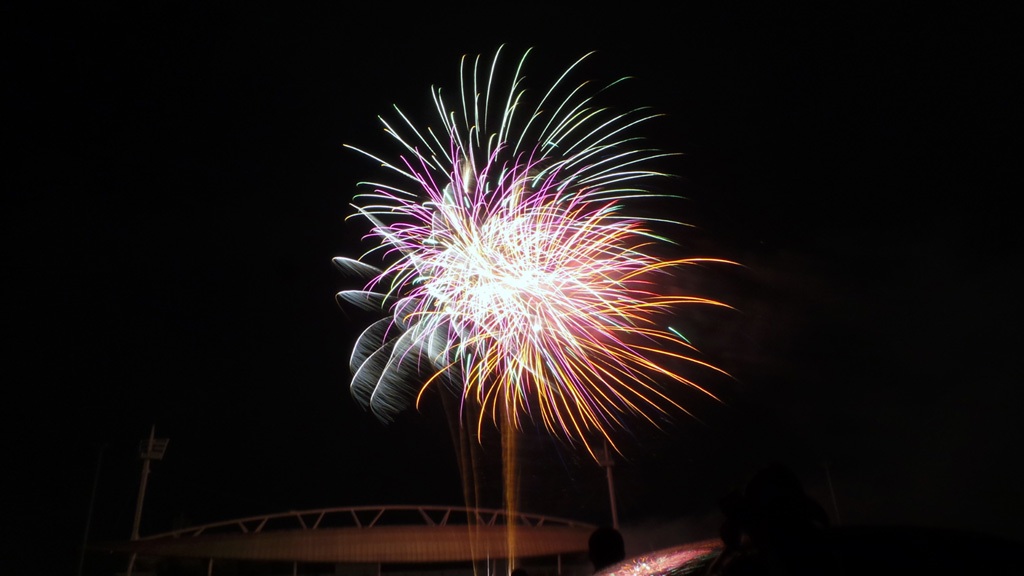 Hàng ngàn người chật kín khu vực quảng trường trước sân vận động quốc gia Mỹ Đình.