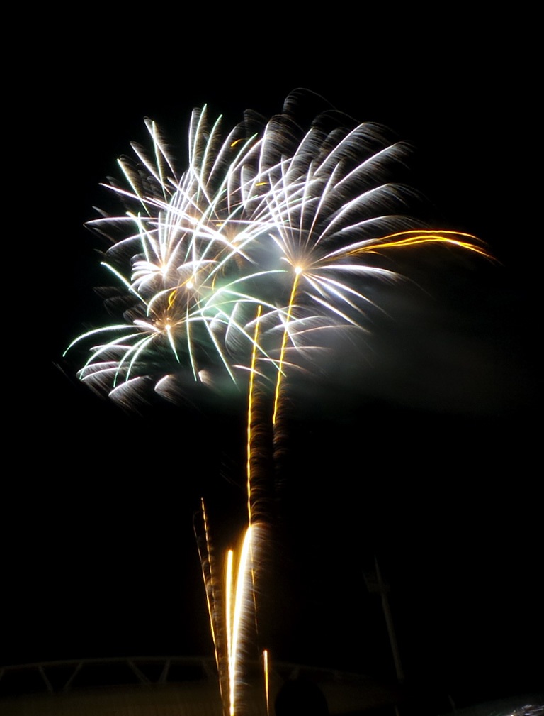 Hàng ngàn người chật kín khu vực quảng trường trước sân vận động quốc gia Mỹ Đình.