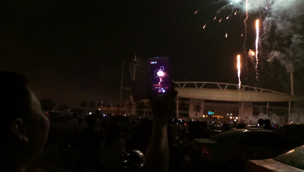 Hàng ngàn người chật kín khu vực quảng trường trước sân vận động quốc gia Mỹ Đình.