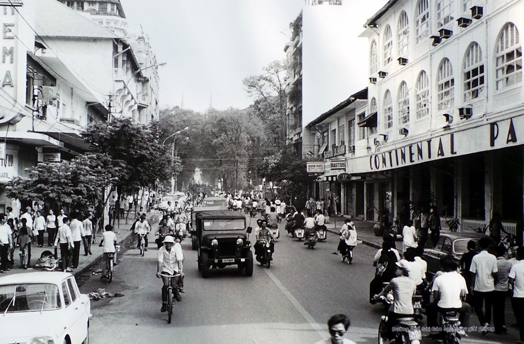 Những bức ảnh “kể chuyện” lịch sử bên bờ hồ Hoàn Kiếm - 8 Hình ảnh đường phố Sài Gòn sau ngày giải phóng.