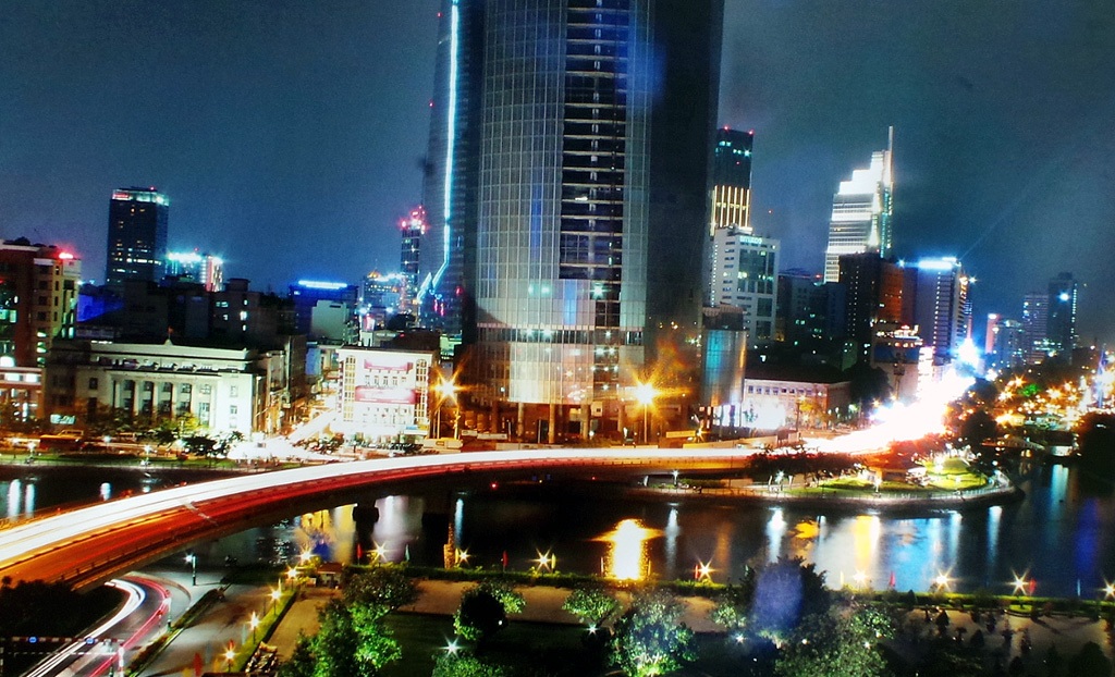 Những bức ảnh “kể chuyện” lịch sử bên bờ hồ Hoàn Kiếm - 12 Thành phố Hồ Chí Minh về đêm.