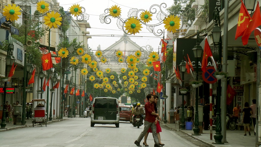 Những bức ảnh “kể chuyện” lịch sử bên bờ hồ Hoàn Kiếm - 1 Phố phường Hà Nội rực rỡ cờ, hoa.