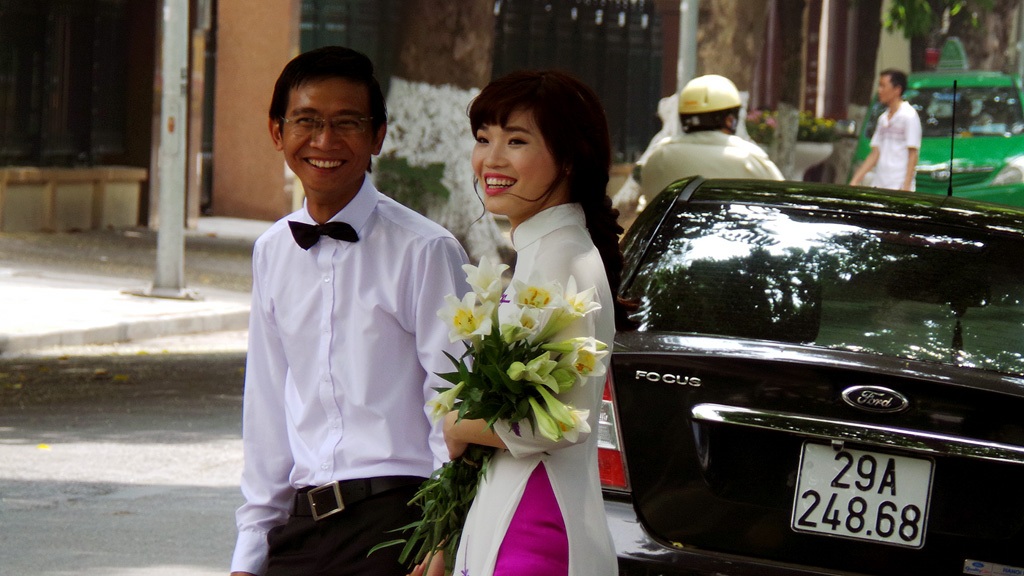 Những bức ảnh “kể chuyện” lịch sử bên bờ hồ Hoàn Kiếm - 4 Nhiều đôi uyên ương tranh thủ dịp này chụp ảnh cưới.