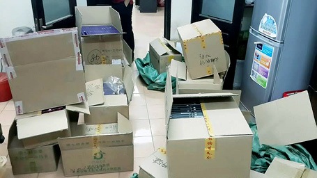 Hà Nội: Phát hiện lô hàng “lậu” trên xe khách đường dài - 1 Số hàng được chứa trong thùng các-tông, đựng trong bao tải dứa.