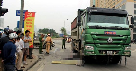 Hà Nội: Một phụ nữ tử nạn dưới gầm xe ben - 1 Hiện trường vụ tai nạn.