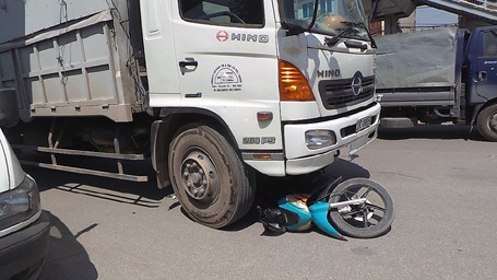 Một cô giáo chết thảm trên đường đi dạy về - 3 Chiếc xe máy của nạn nhân nằm dưới gầm xe tải.