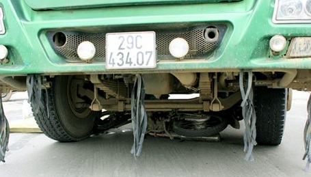 Hà Nội: Một phụ nữ tử nạn dưới gầm xe ben - 2 Chiếc xe máy nằm gọn dưới gầm xe tải ben.