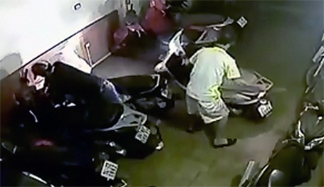 Hà Nội: Cửa cuốn “hớ hênh”, kẻ gian trộm xe SH và Lead trong 10 phút - 1 Hai tên trộm vô tư hoạt động trong nhà để xe.