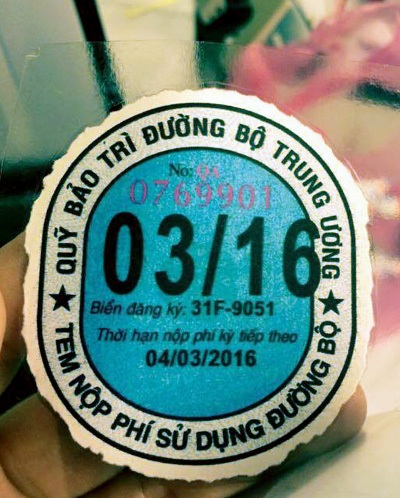 Hà Nội: Triệt phá đường dây làm giả giấy tờ cho xe sang - 2 Tem giả bị cơ quan công an thu giữ.