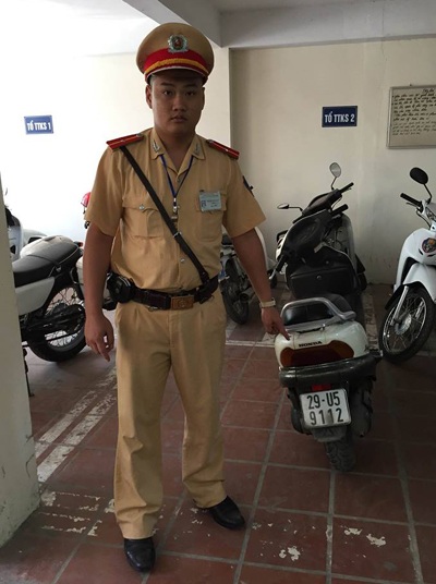 Thiếu úy Đức cùng chiếc xe vi phạm đeo biển kiểm soát giả.