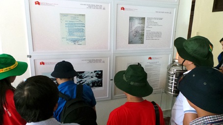 Các bạn trẻ trong hành trình “Tuổi trẻ vì biển
đảo quê hương” rất quan tâm đến cuộc trưng bày.