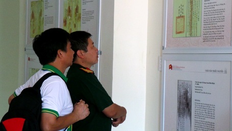 Các bạn trẻ trong hành trình “Tuổi trẻ vì biển
đảo quê hương” rất quan tâm đến cuộc trưng bày.