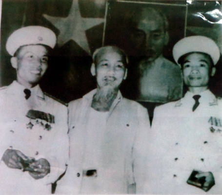 Kéo cờ giải phóng trên đảo Sơn Ca (quần đảo
Trường Sa) sáng 25/4/1975.