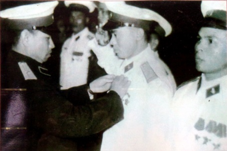 Kéo cờ giải phóng trên đảo Sơn Ca (quần đảo
Trường Sa) sáng 25/4/1975.