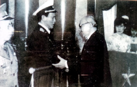 Kéo cờ giải phóng trên đảo Sơn Ca (quần đảo
Trường Sa) sáng 25/4/1975.