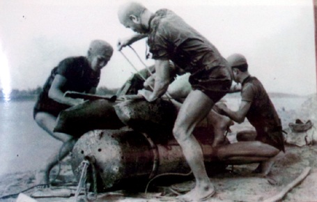 Chiến sỹ đoàn 126 đặc công Hải quân chuẩn bị vũ
khí đánh tàu địch.