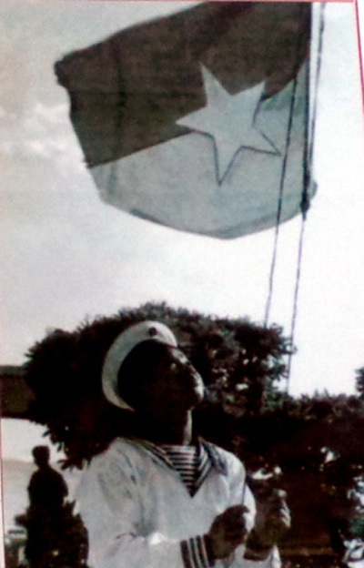 Kéo cờ giải phóng trên đảo Sơn Ca (quần đảo
Trường Sa) sáng 25/4/1975.
