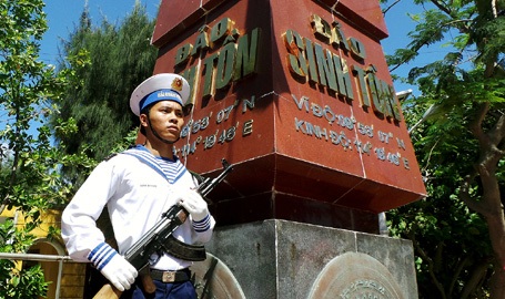 Chiến sỹ đảo Sinh Tồn vững tay súng bên cột mốc
chủ quyền thiêng liêng.