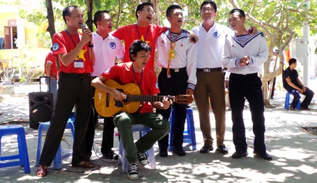 Những giây phút giao lưu cùng các bạn trẻ từ đất
liền ra thăm đảo.