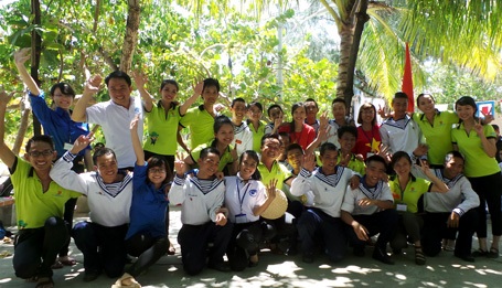 Những giây phút giao lưu cùng các bạn trẻ từ đất
liền ra thăm đảo.