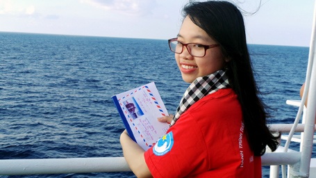 Cô gái bé nhỏ gửi tình yêu lính đảo vào thơ - 2 Tập thơ như những cánh thư từ đất liền tới các
chiến sỹ nơi đảo xa.